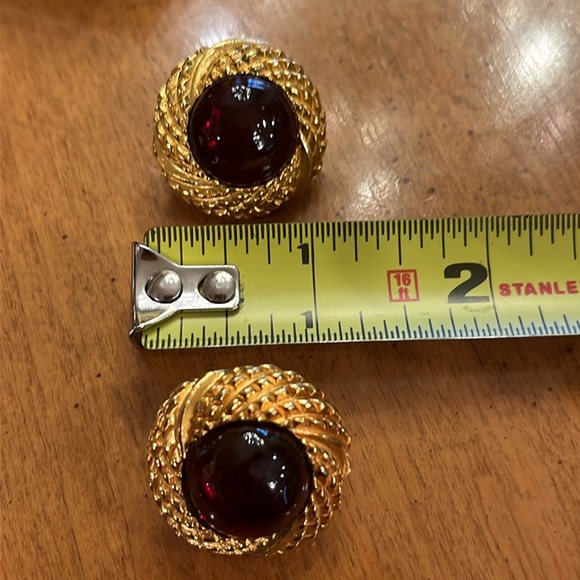 Vintage authentic Chanel red Gripoix glass cabochon gold plated clip on earrings - Picture 13 of 15